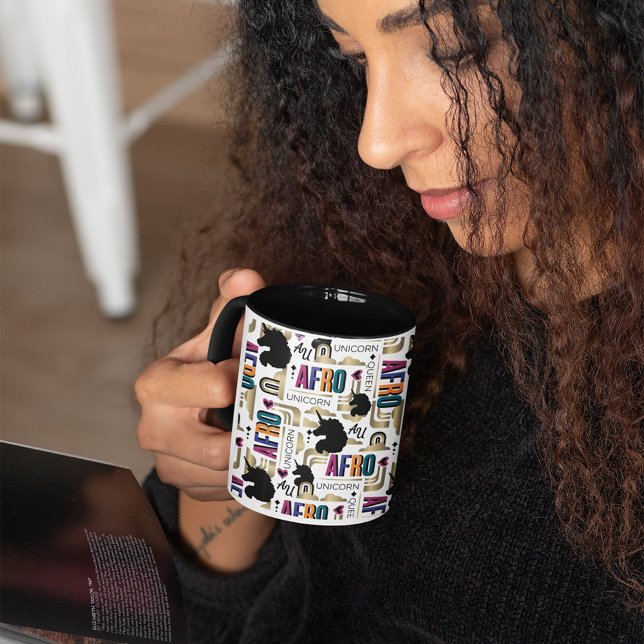 Taza Patrón negrita de Afro Unicornio (Person holding mug)