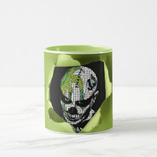Taza Payaso embrujado mostrado a través de un agujero d