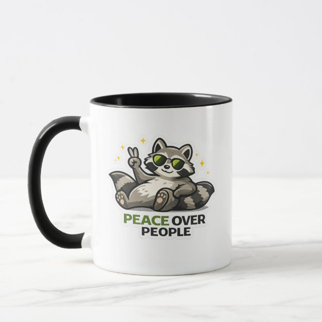 Taza Peace Over People Funny Raccoon Introvert Design (Izquierda)