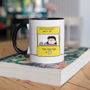 Taza Peanuts Lucy & El Doctor Está Aquí
