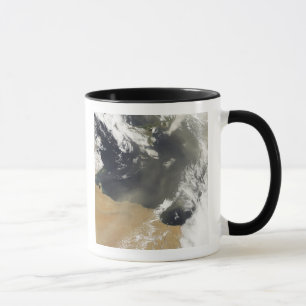 Taza Penachos del polvo que descargan la costa africana