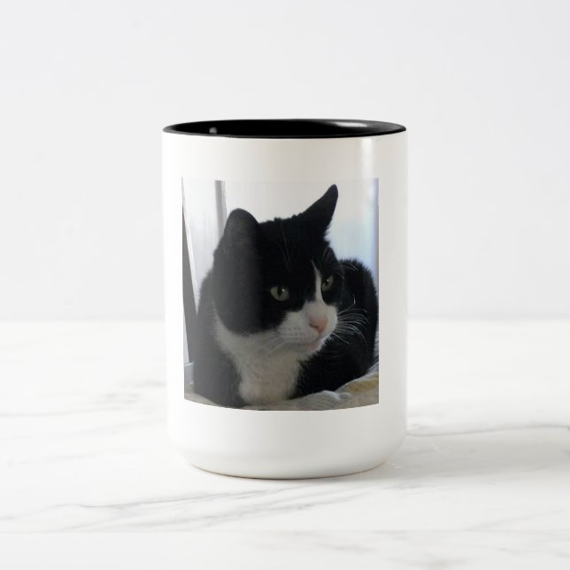 Taza pensativa del gato del smoking (Centro)