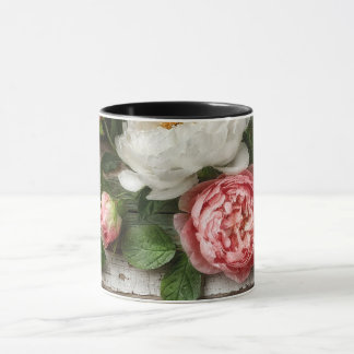 Taza peonías y madera desgastada