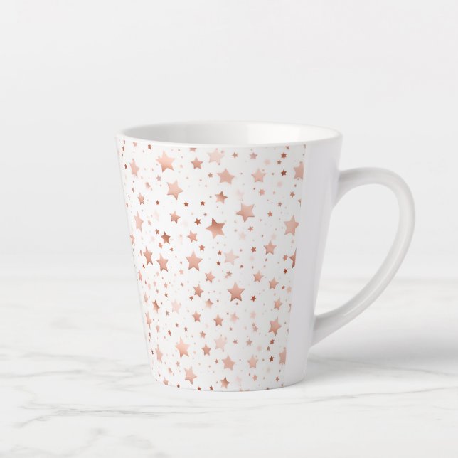 Taza pequeña de latte con estrellas delicadas en r (Derecha)