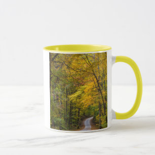 Taza Pequeño camino de grava bordeado de color otoñal