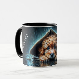 Taza Pequeño perro lindo en el día de la lluvia con ojo