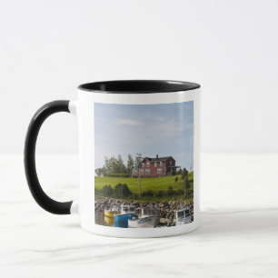 Taza Pequeño pueblo de pescadores cerca de Grande-Rivi