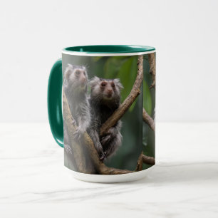 Taza Pequeños titanes de marmoset entre las ramas,