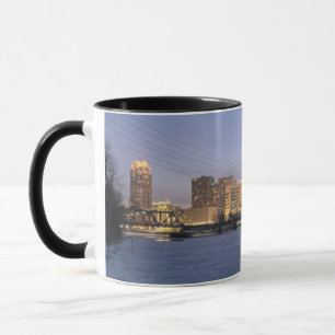 Taza perfil de minneapolis y río misisipi congelado