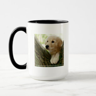 Taza Perrito de Labrador que se sienta en un ajuste del
