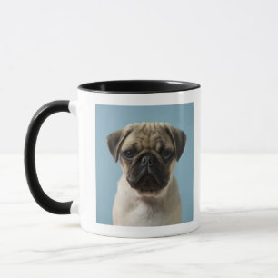 Taza Perrito del barro amasado contra fondo azul