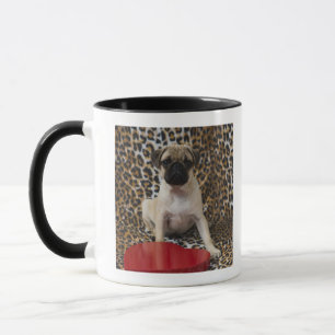Taza Perrito del barro amasado que se sienta contra