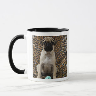 Taza Perrito del barro amasado que se sienta contra el