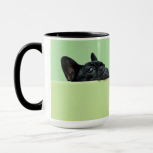 Taza Perrito del bulldog francés que mira sobre la