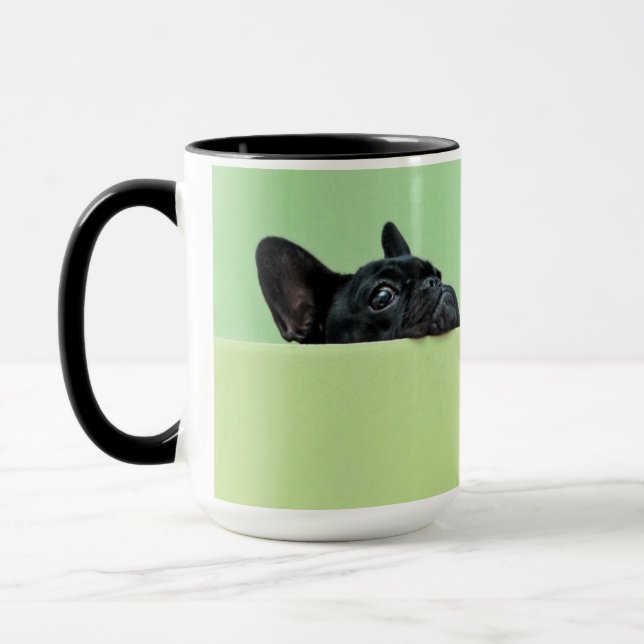 Taza Perrito del bulldog francés que mira sobre la (Izquierda)
