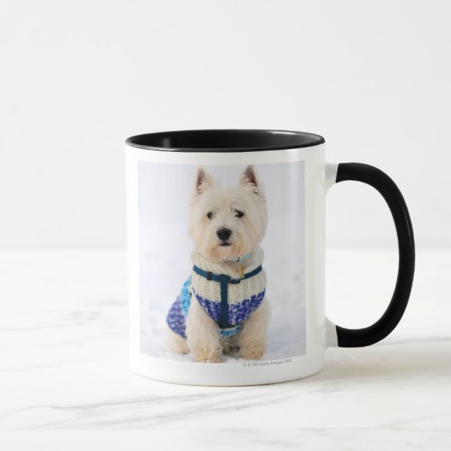 Taza Perro blanco en ropa en la nieve (Derecha)