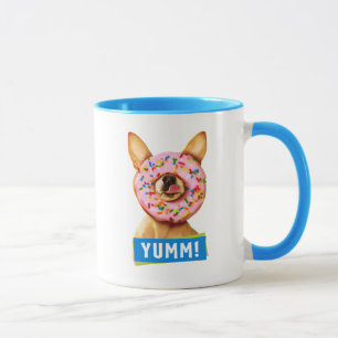 Taza Perro chihuahua gracioso con donut rociado en la n