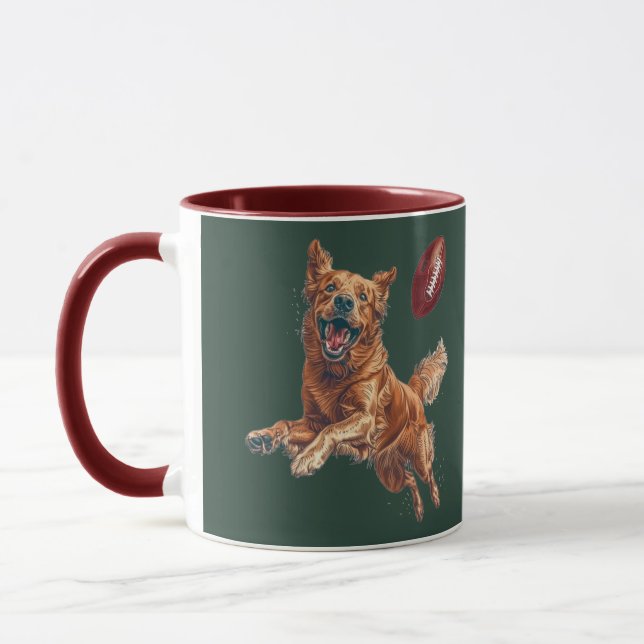 Taza Perro de recuperación de oro lindo jugando al fútb (Izquierda)