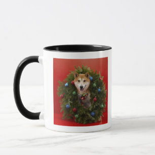 Taza Perro de Shiba Inu que se sienta en guirnalda del