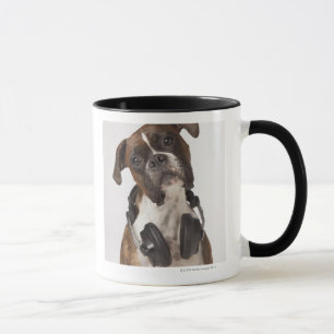 Taza perro del boxeador con los auriculares