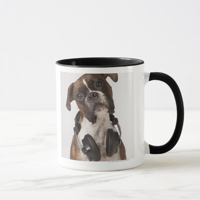 Taza perro del boxeador con los auriculares (Derecha)
