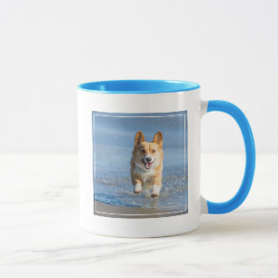 Taza Perro del Corgi Galés del Pembroke que corre en l