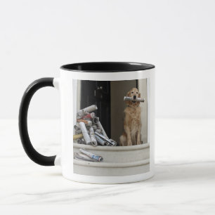 Taza Perro del golden retriever que se sienta en la