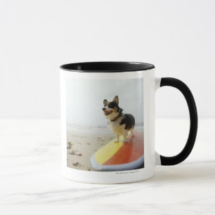 Taza Perro en la tabla hawaiana