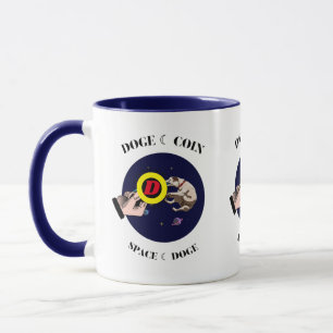 Taza Perro gracioso atrapa a dogecoin en el espacio