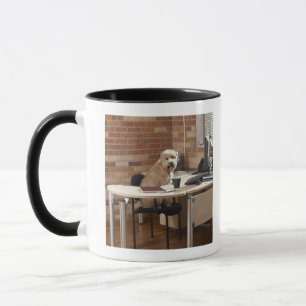 Taza Perro que se sienta en el escritorio