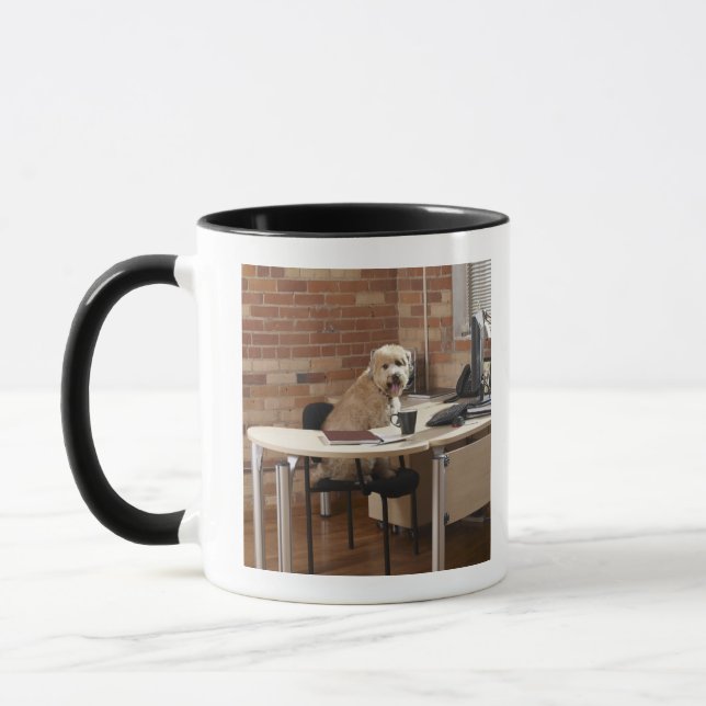Taza Perro que se sienta en el escritorio (Izquierda)