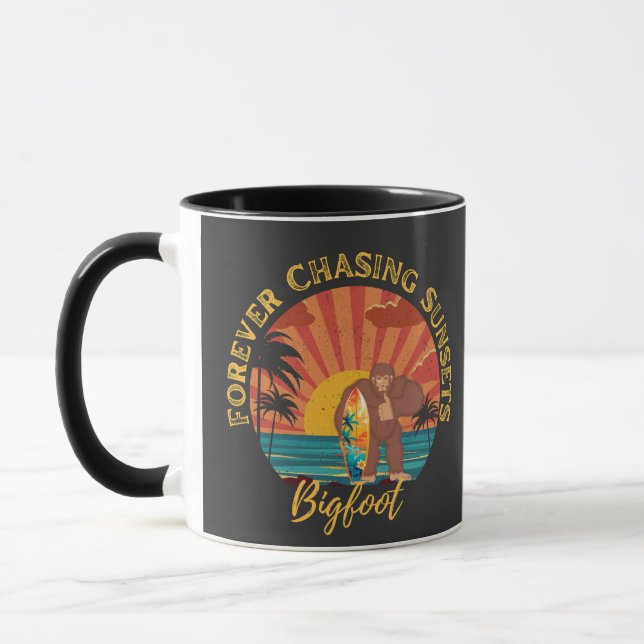 Taza Persiguiendo por siempre a Sunsets Bigfoot Surfing (Izquierda)