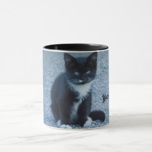 Taza Personaliza el gatito blanco y negro de Tuxedo