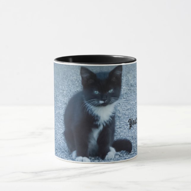 Taza Personaliza el gatito blanco y negro de Tuxedo (Centro)