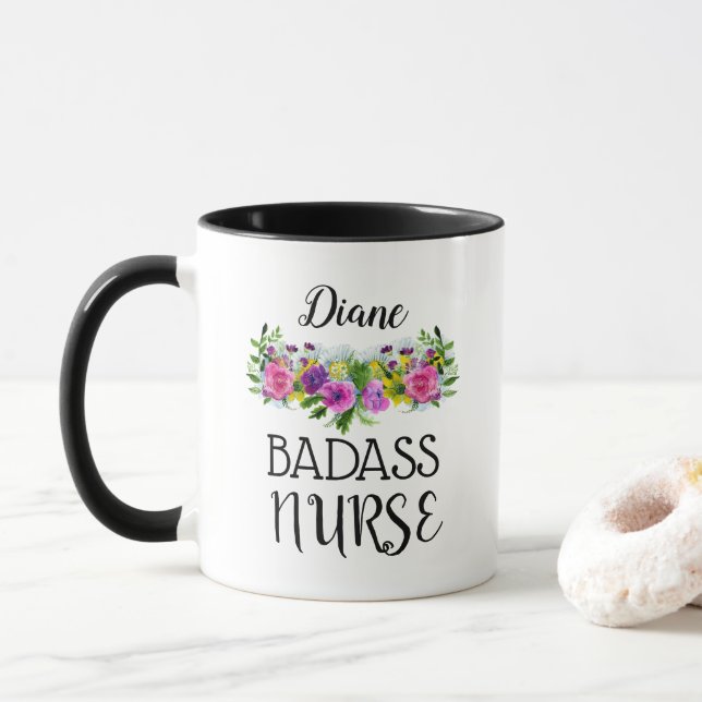 Taza Personalización de nombre Enfermera de Badass Flor (Con donut)