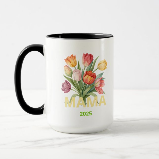 Taza personalizada “Mamá 2025” con flores de color (Izquierda)