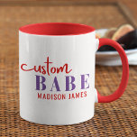 Taza Personalizado Babe Gracioso Diciendo Nombre Person<br><div class="desc">El personalizado Babe Funny Saying Personalized Name presenta un diseño sencillo con el texto "nena personalizado" en la tipografía moderna de escritura de caligrafía roja y púrpura y personalizado con tu nombre. Perfecto para un regalo divertido para mamá, mejores amigos, novia, para cumpleaños, Navidades, vacaciones, Día de la Madre y...</div>