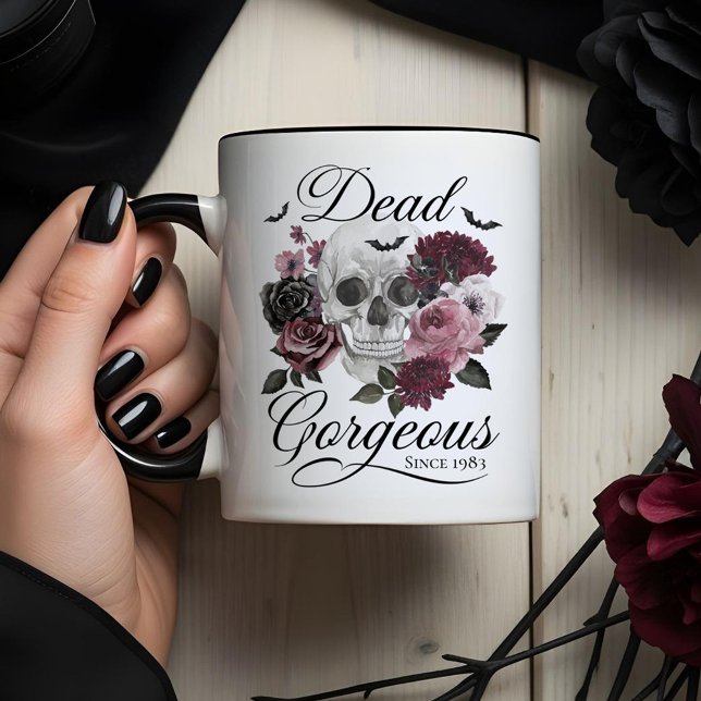 Taza Personalizado floral de cráneo de Gótico muerto (Dead Gorgeous Goth Skull Floral Custom Birth Year Mug)