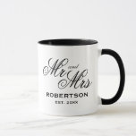 Taza Personalizado Sr. y Sra. coffee mug para recién ca<br><div class="desc">Personalizado Sr. y Sra. coffee mug para recién casados.
También es genial para la participación o celebración del aniversario.
taza elegante con colores en blanco y negro y plantilla de tipografía de guiones.
Añade tu propia fecha y apellido.</div>