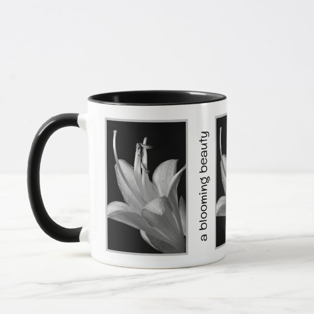 Taza Personalized Hosta Flower in Black and White (Izquierda)