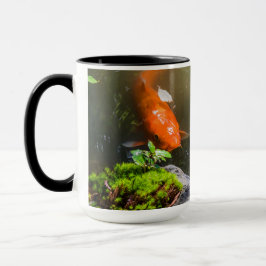 Taza Pescado de Koi en un estanque