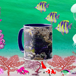 Taza Pescado tropical del Mar Azul oscuro en el océano