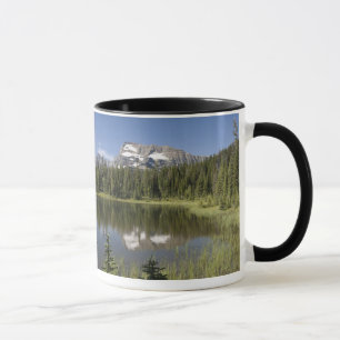 Taza Pico de montaña reflejado en un lago