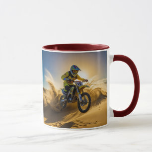 Taza Piloto de Motocross Montando en las Dunas