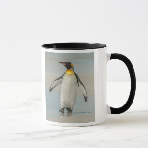 Taza Pingüino caminando en la playa