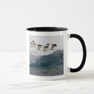 Taza Pingüinos de Adelie que se zambullen en el mar