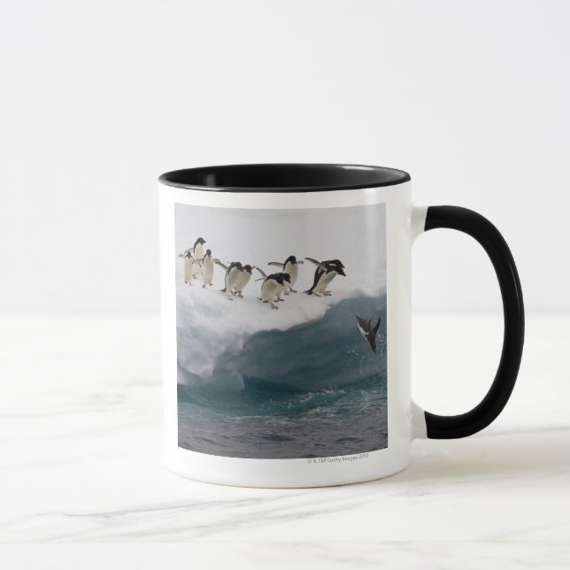 Taza Pingüinos de Adelie que se zambullen en el mar (Derecha)