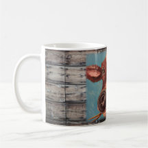 Taza pintada de la vaca y de madera del granero