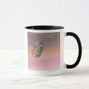 Taza Pintando la representación de la mariposa en vuel