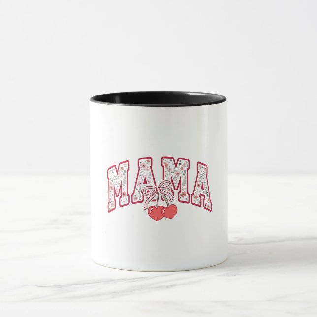 Taza Piso de Día de la Madre Mama est 2025 Coquette (Centro)
